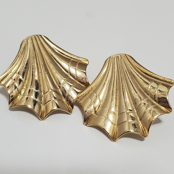 Gold tone Fan/ SeaShell Earrings.Vintage 🌴 - Picture 1 of 4